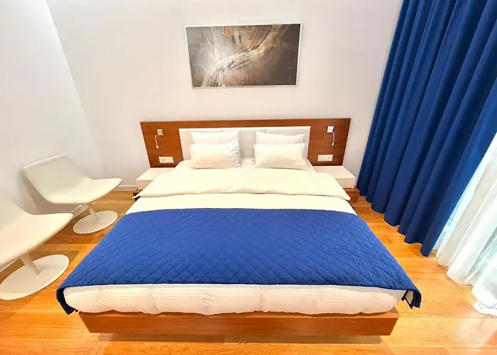 Condo Studio Plaza